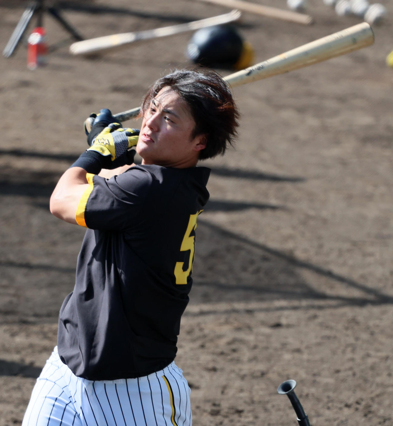 ロングティー打撃で打球を飛ばす前川（撮影・加藤哉）