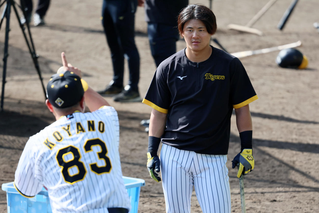 小谷野コーチ（左）の指導を受ける前川（撮影・加藤哉）