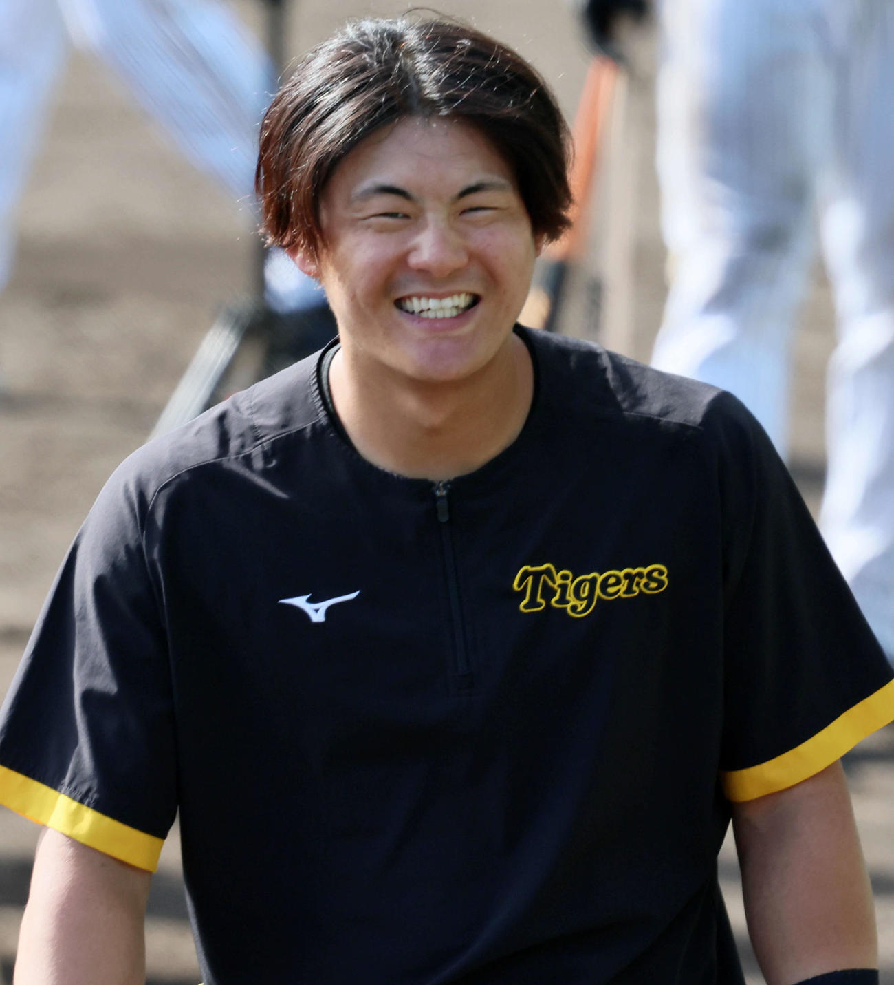 練習中に笑顔を見せる前川（撮影・加藤哉）