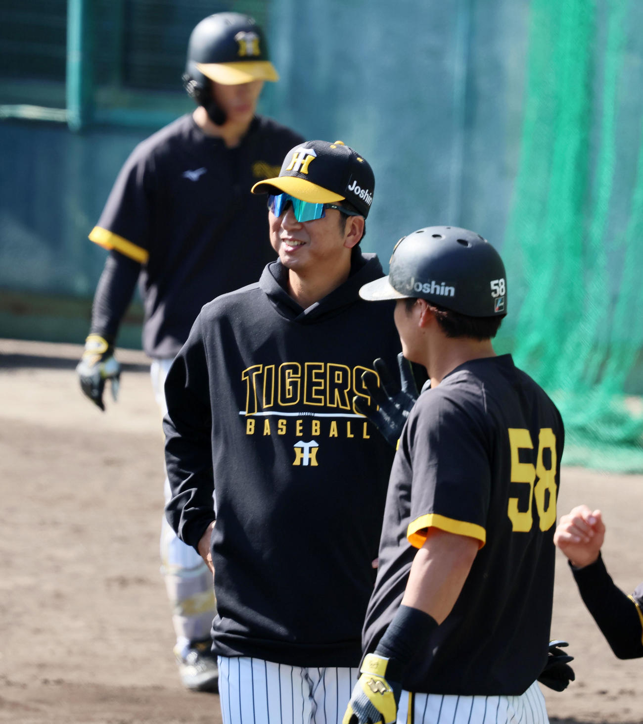 打撃中の前川と話す藤川監督（撮影・加藤哉）