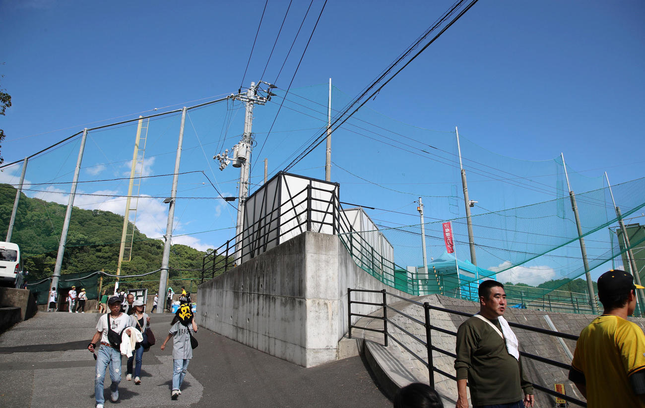 安芸市営球場右翼のネット。前川の打球は写真左手のポール上を通過して坂道へ着弾（撮影・加藤哉）