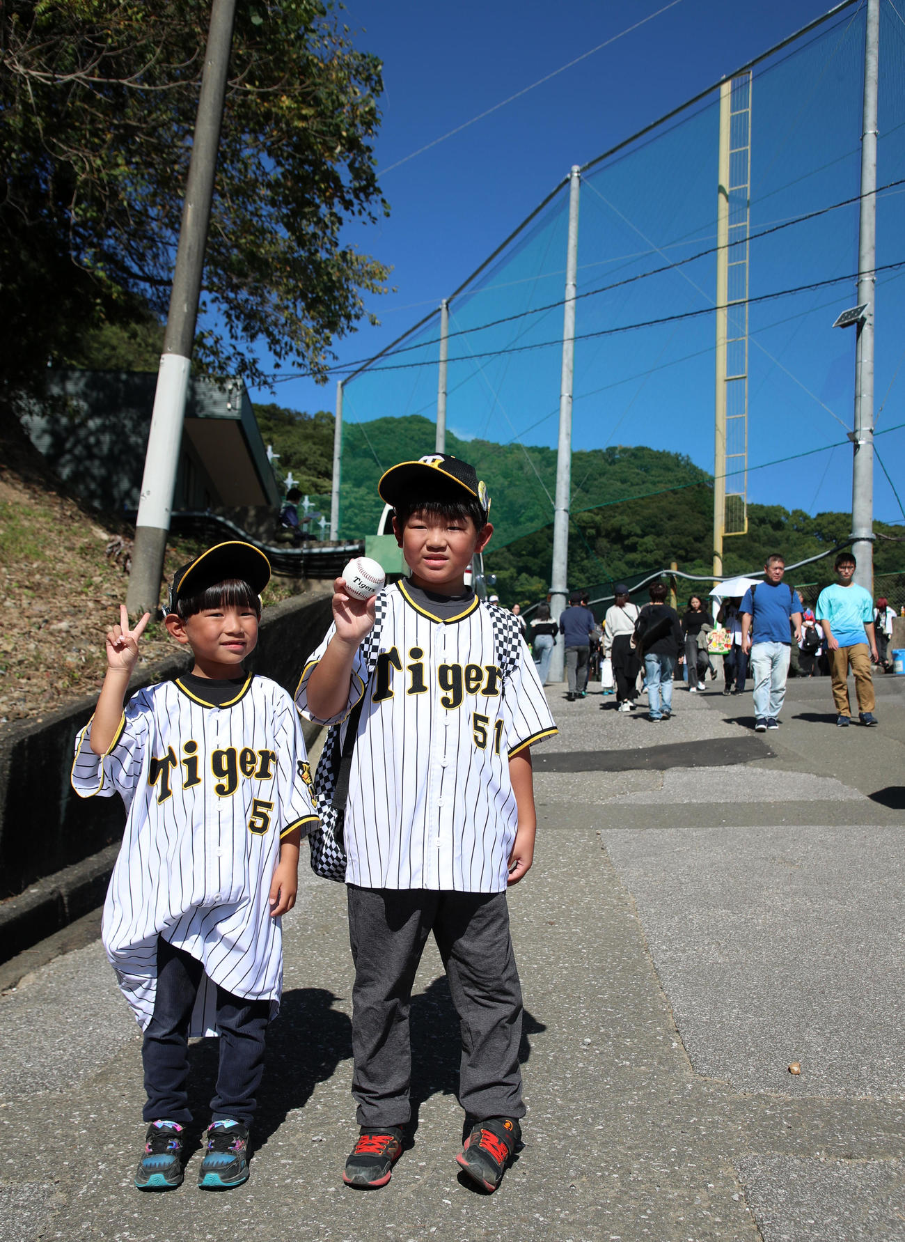 ランチ特打で前川の放った場外弾を拾った福島まなと君（右）と弟のまひろ君（撮影・加藤哉）