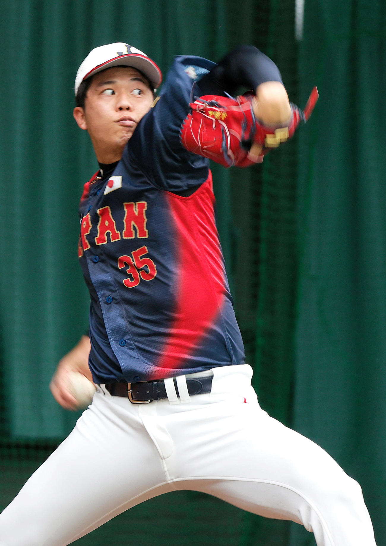 ブルペンで力投する阪神才木（撮影・上山淳一）