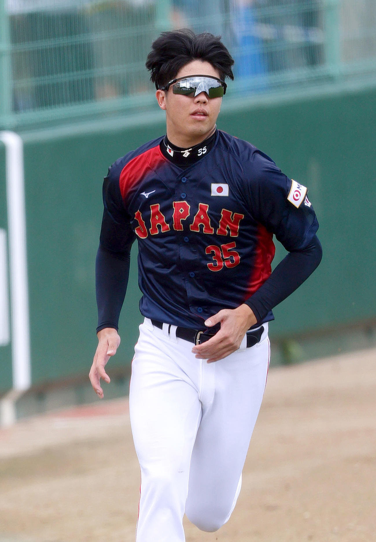 サブグラウンドで走り込む阪神才木（撮影・上山淳一）