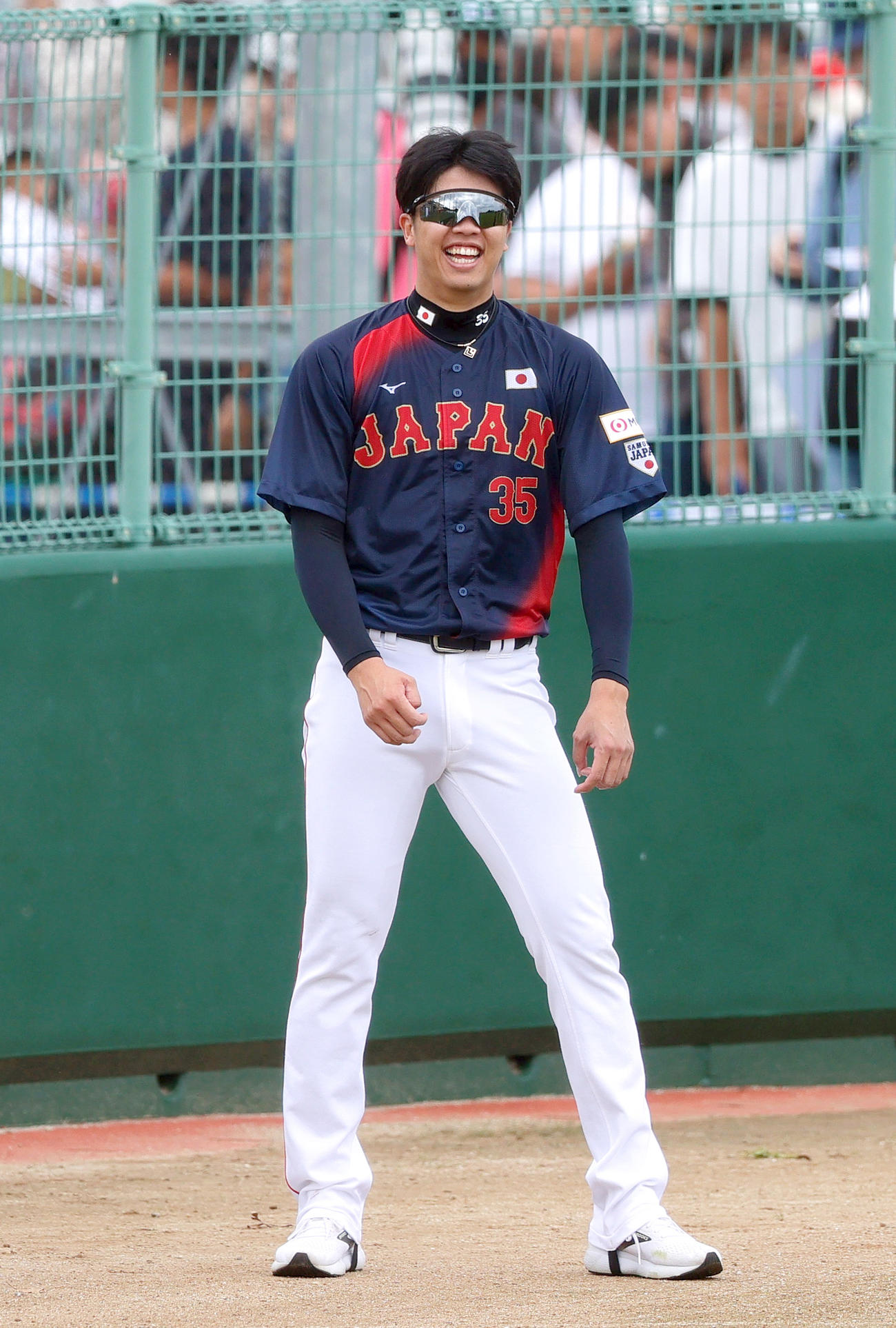 サブグラウンドで笑顔を見せる阪神才木（撮影・上山淳一）