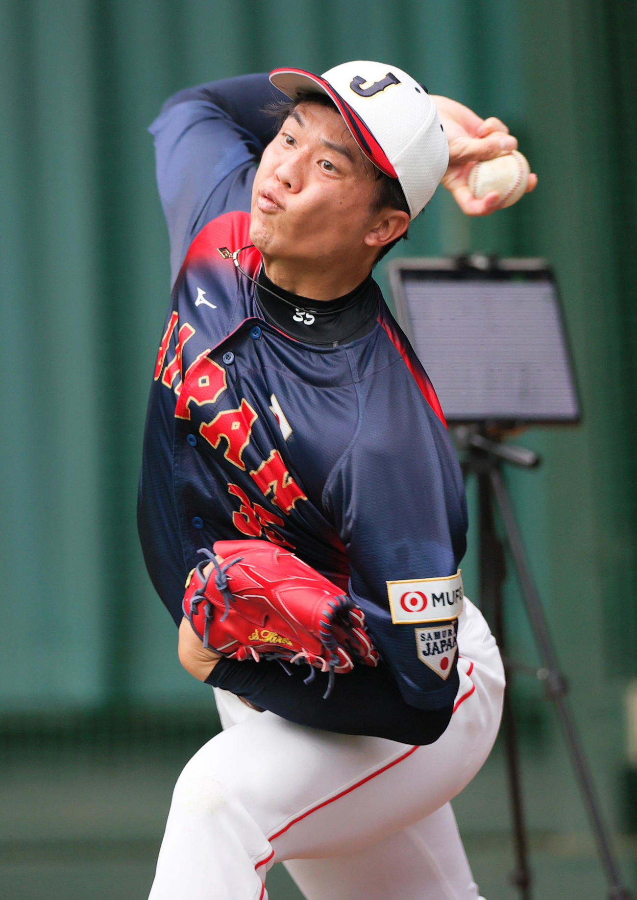 ブルペンで力投する阪神才木（撮影・上山淳一）