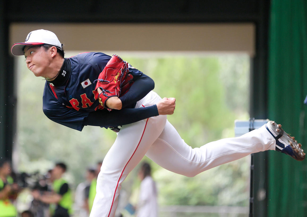 ブルペンで力投する阪神才木（撮影・上山淳一）