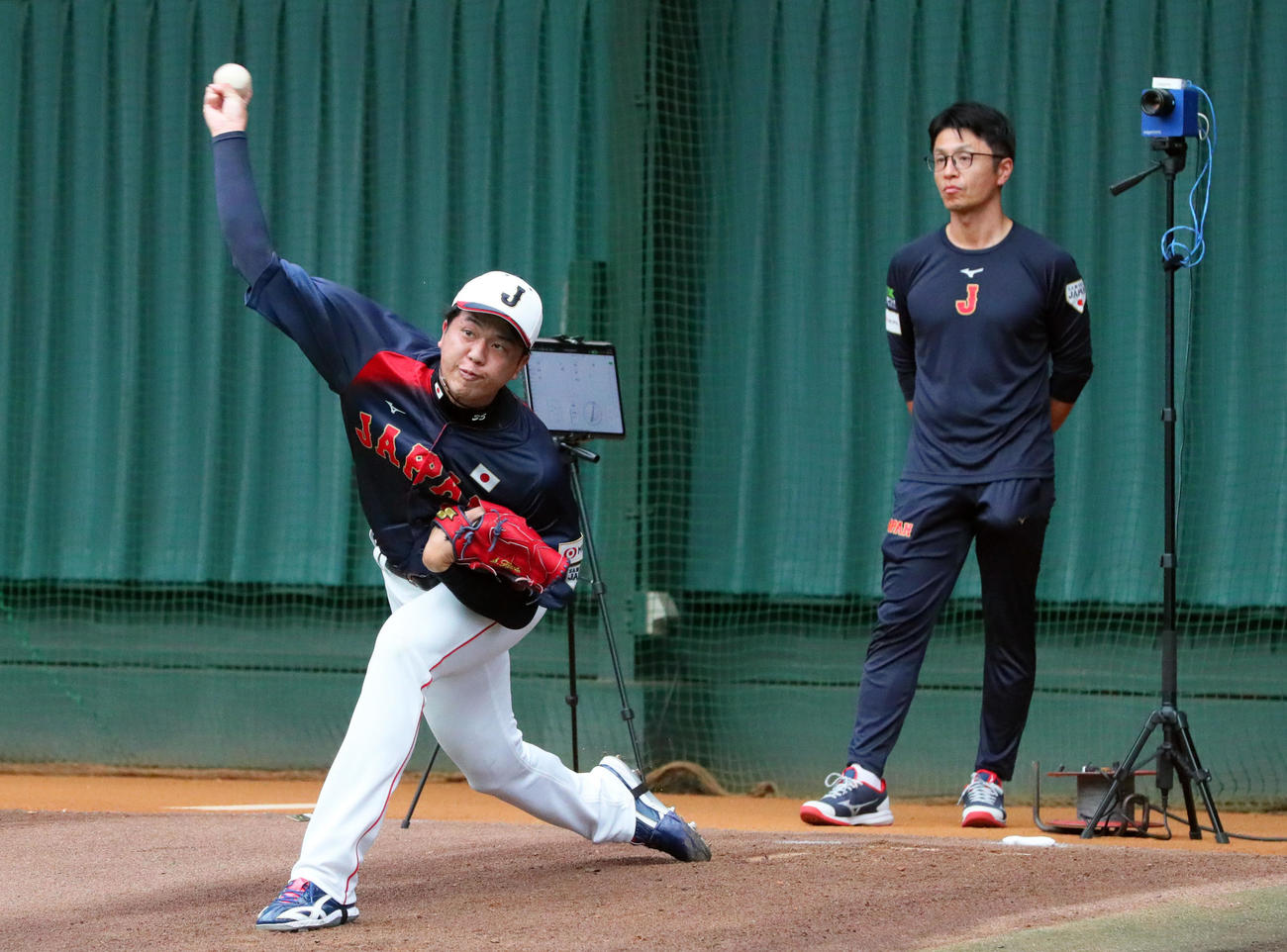 ブルペンで力投する阪神才木（撮影・上山淳一）