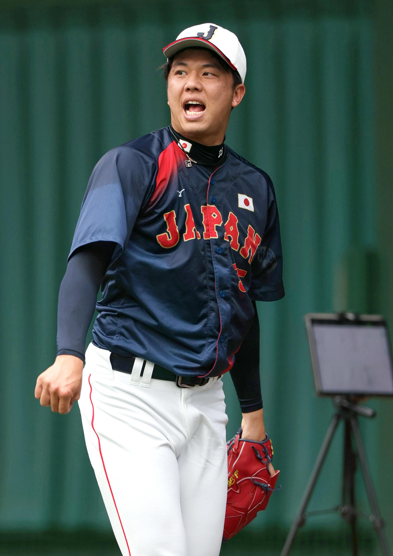 ブルペンで力投する阪神才木（撮影・上山淳一）