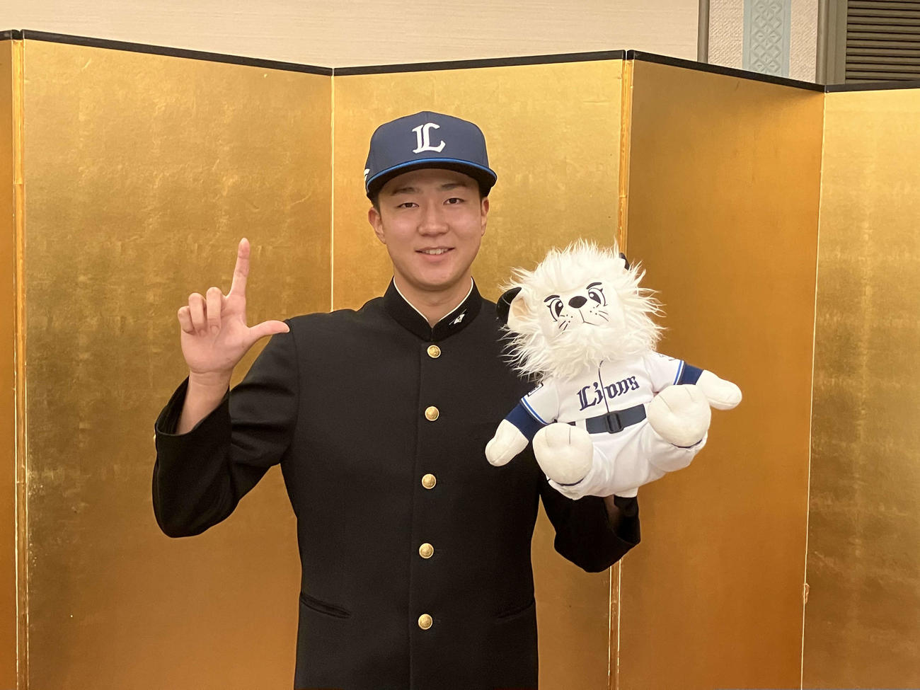 仮契約を結んだ西武ドラフト3位佐伯鶴城高（大分）・狩生聖真投手（球団提供）