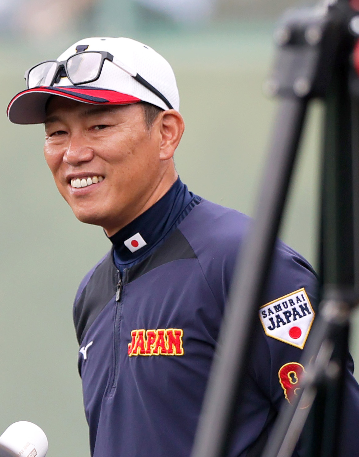 リラックスした表情で練習を見つめる侍ジャパン井端監督（撮影・上山淳一）
