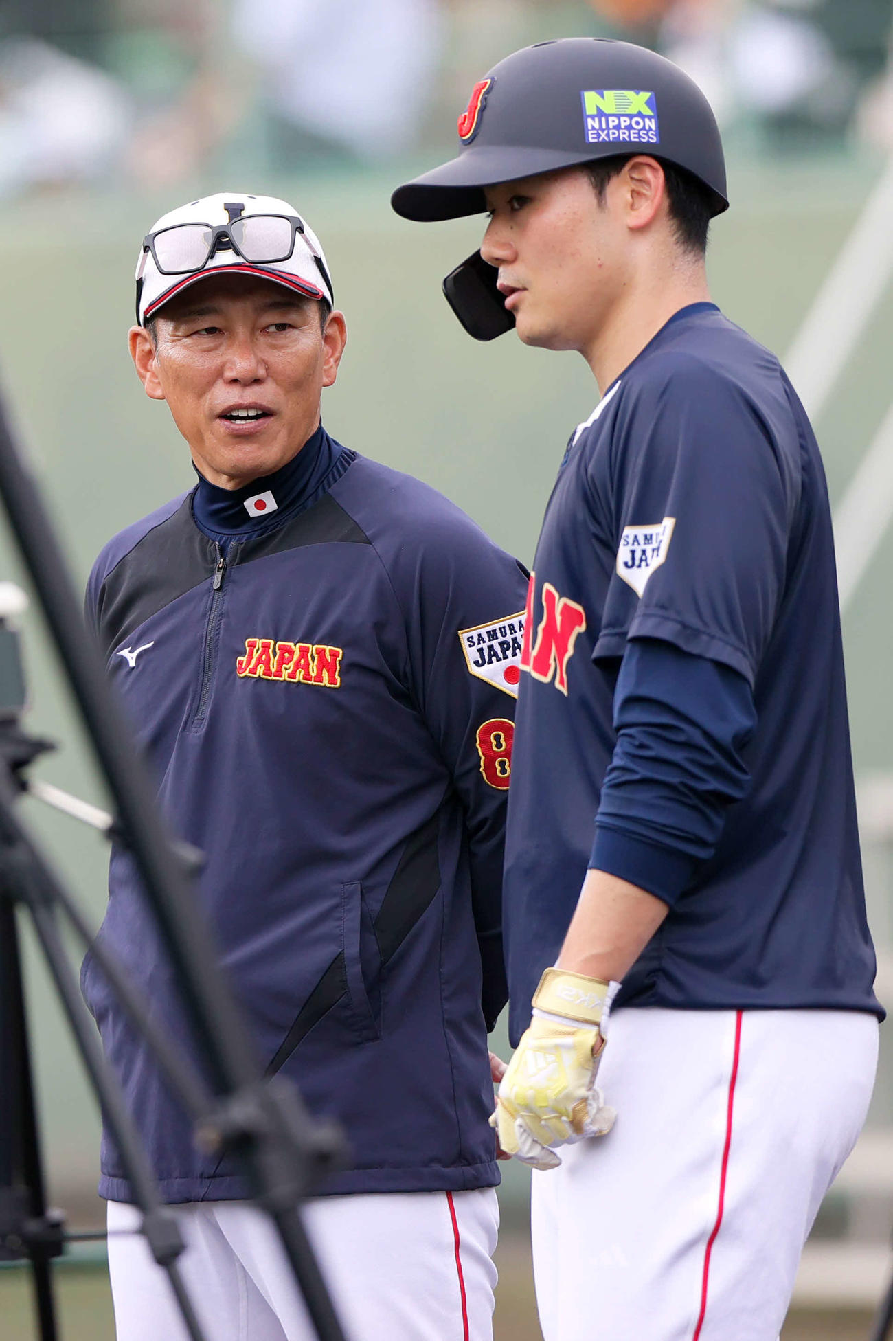 日本ハム清宮（右）と話す井端監督（撮影・上山淳一）