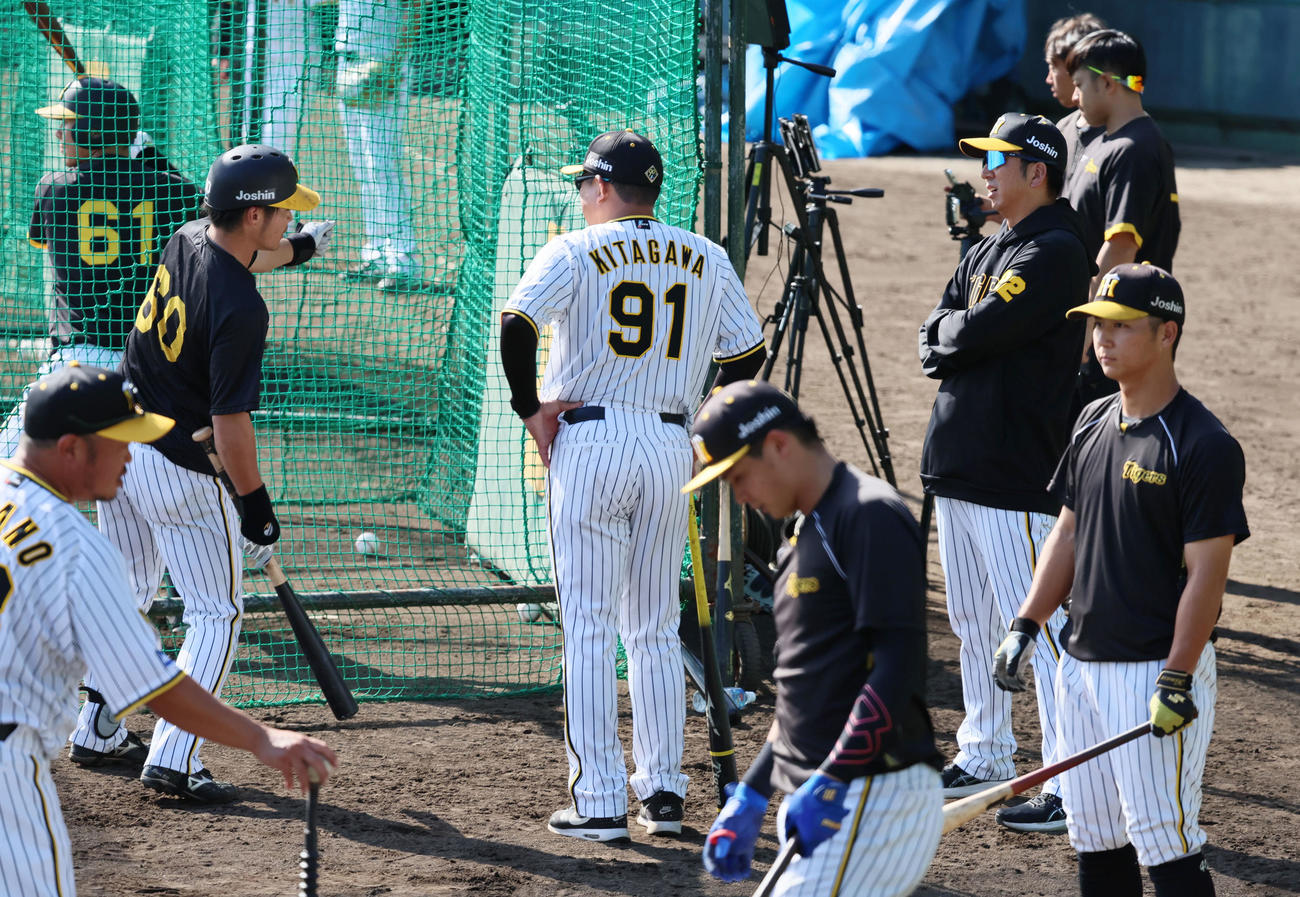 藤川監督（右）は小野寺ら野手陣と積極的に言葉を交わす（撮影・加藤哉）