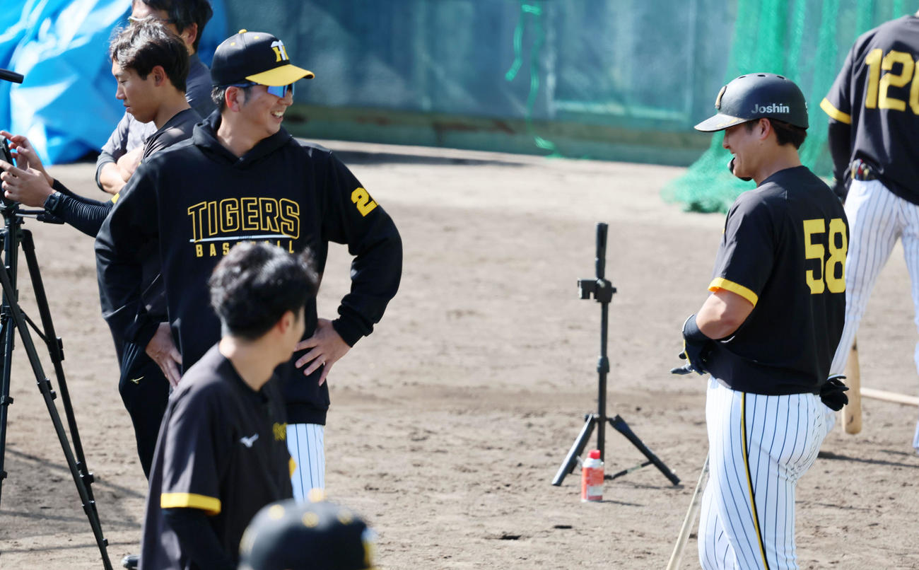 前川（右）と話す藤川監督（撮影・加藤哉）