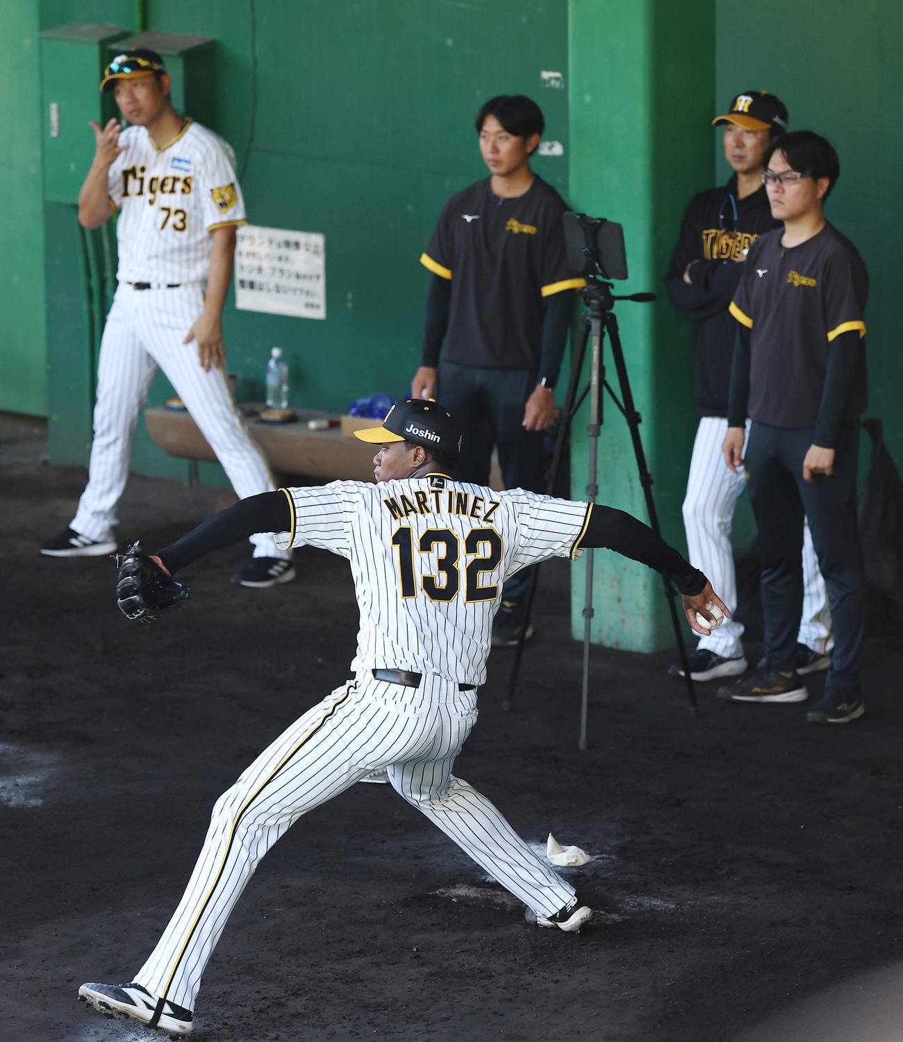 阪神藤川監督（右から2人目）が見守る前で投げ込むマルティネス（撮影・前田充）