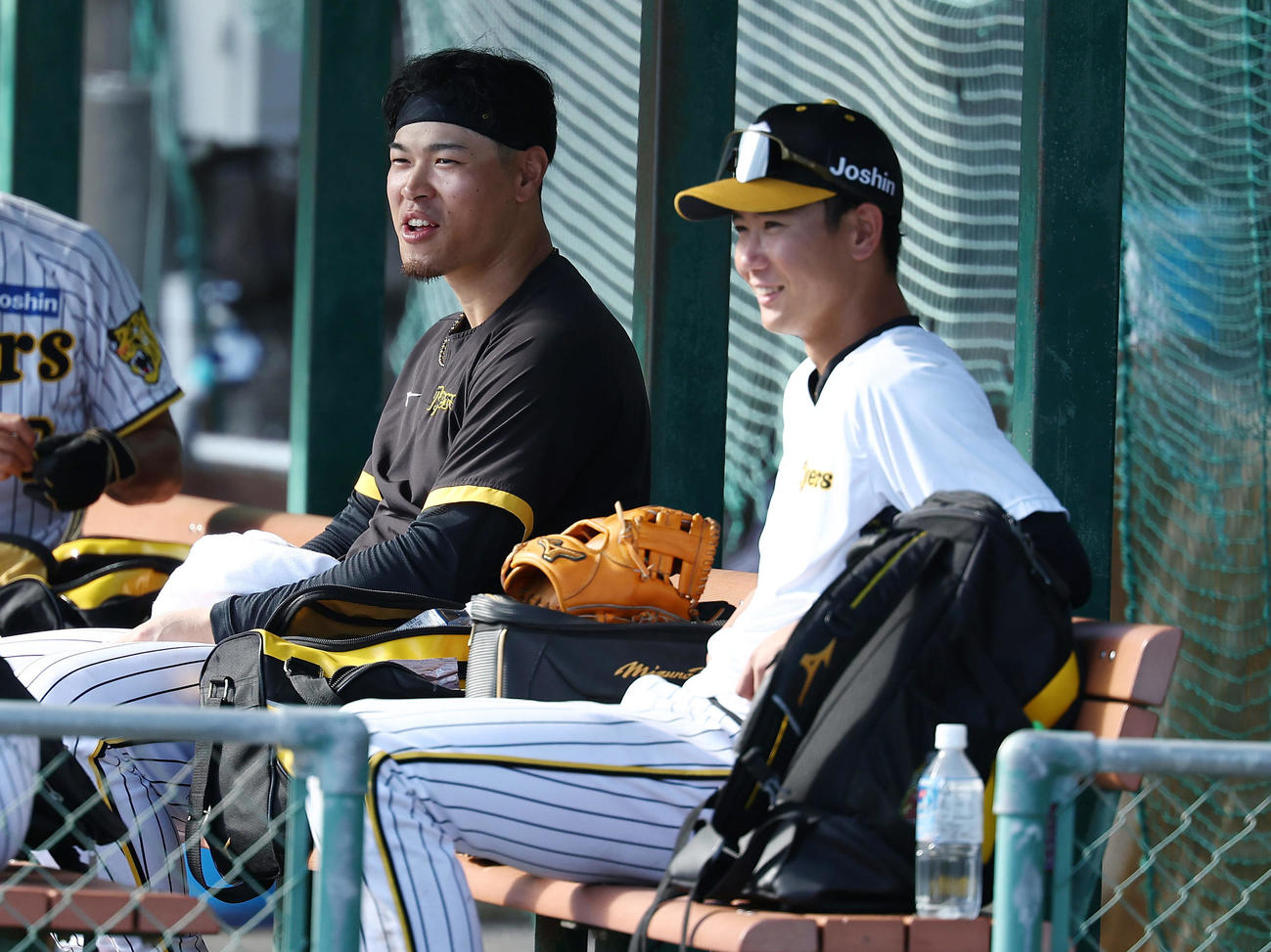 特守の合間に談笑する佐藤輝（左）と山田（撮影・前田充）