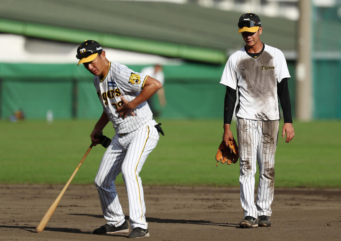 特守を終え、阪神田中内野守備走塁コーチ（左）の指導を受ける山田（撮影・前田充）