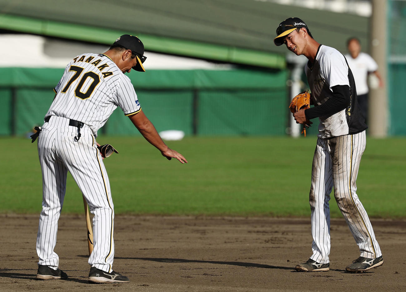 特守を終え、阪神田中コーチ（左）の指導を受ける山田（撮影・前田充）