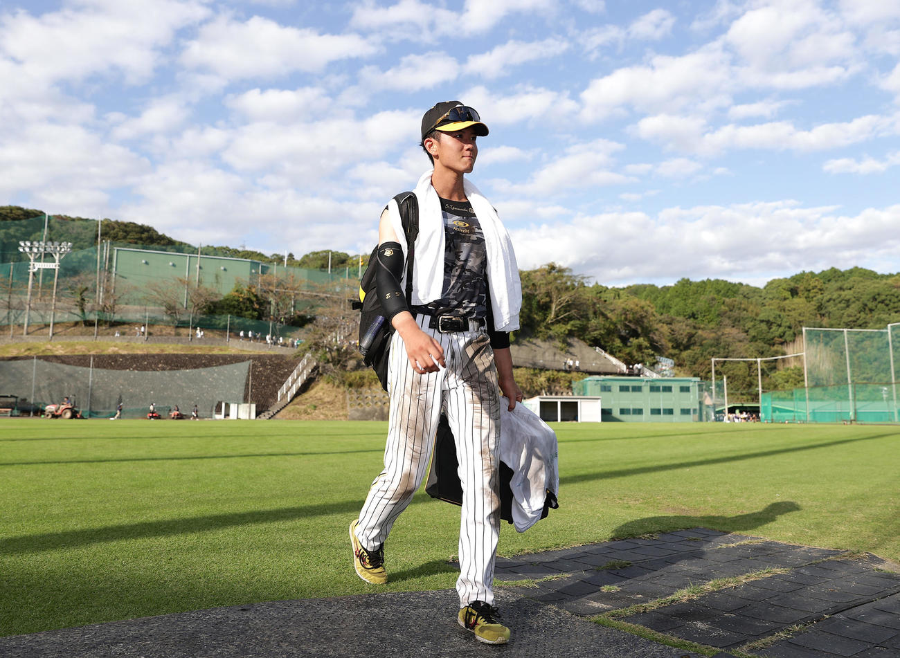 特守を終え、グラウンドから引き揚げる阪神山田（撮影・前田充）