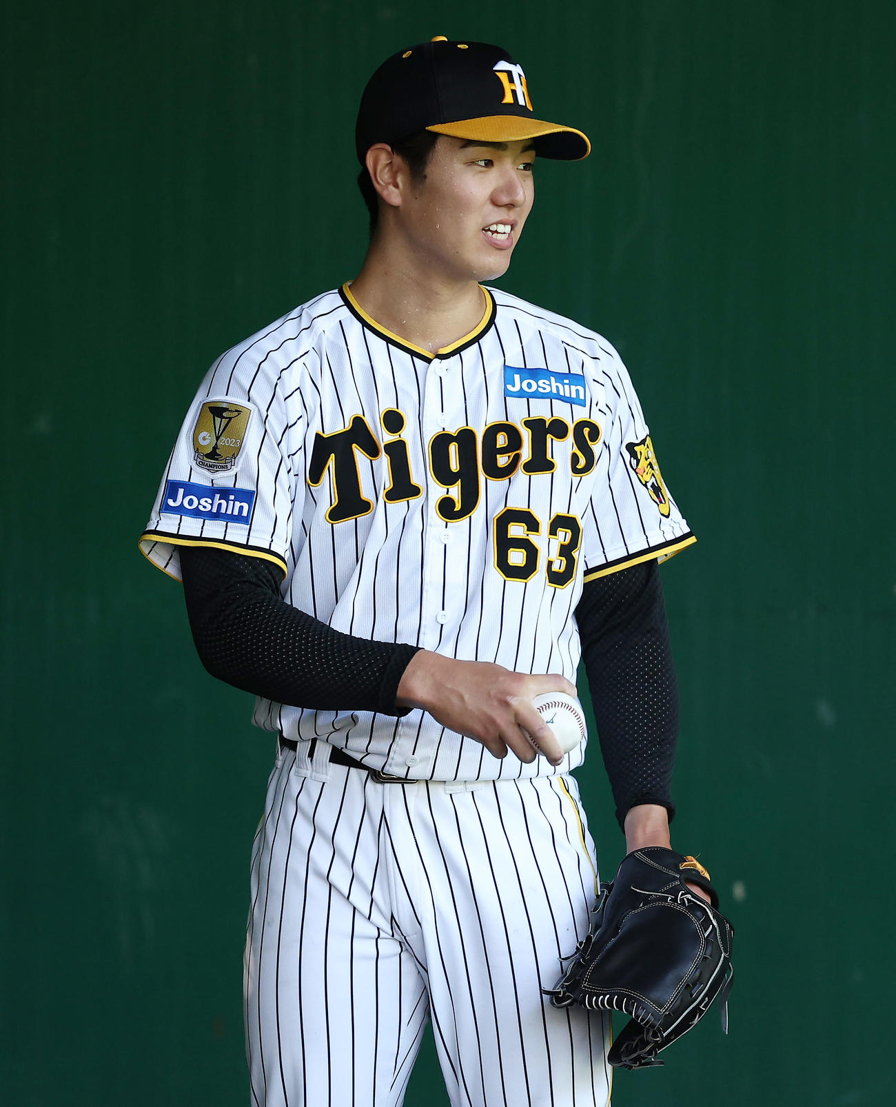 ブルペンで投げ込む阪神石黒（撮影・前田充）