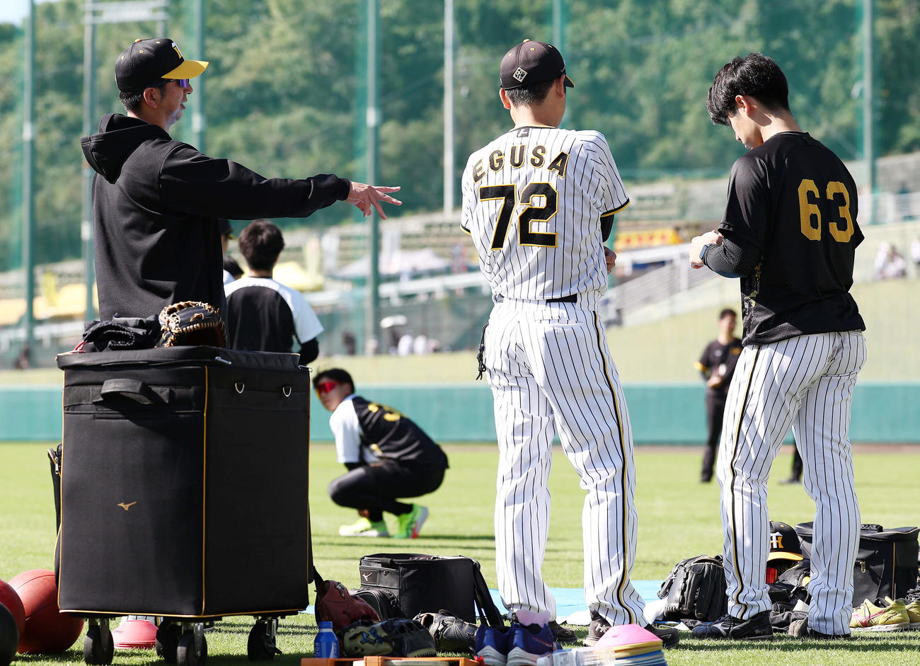 ブルペンに入る前の阪神石黒（右）と言葉を交わす藤川監督。中央は江草投手コーチ（撮影・前田充）