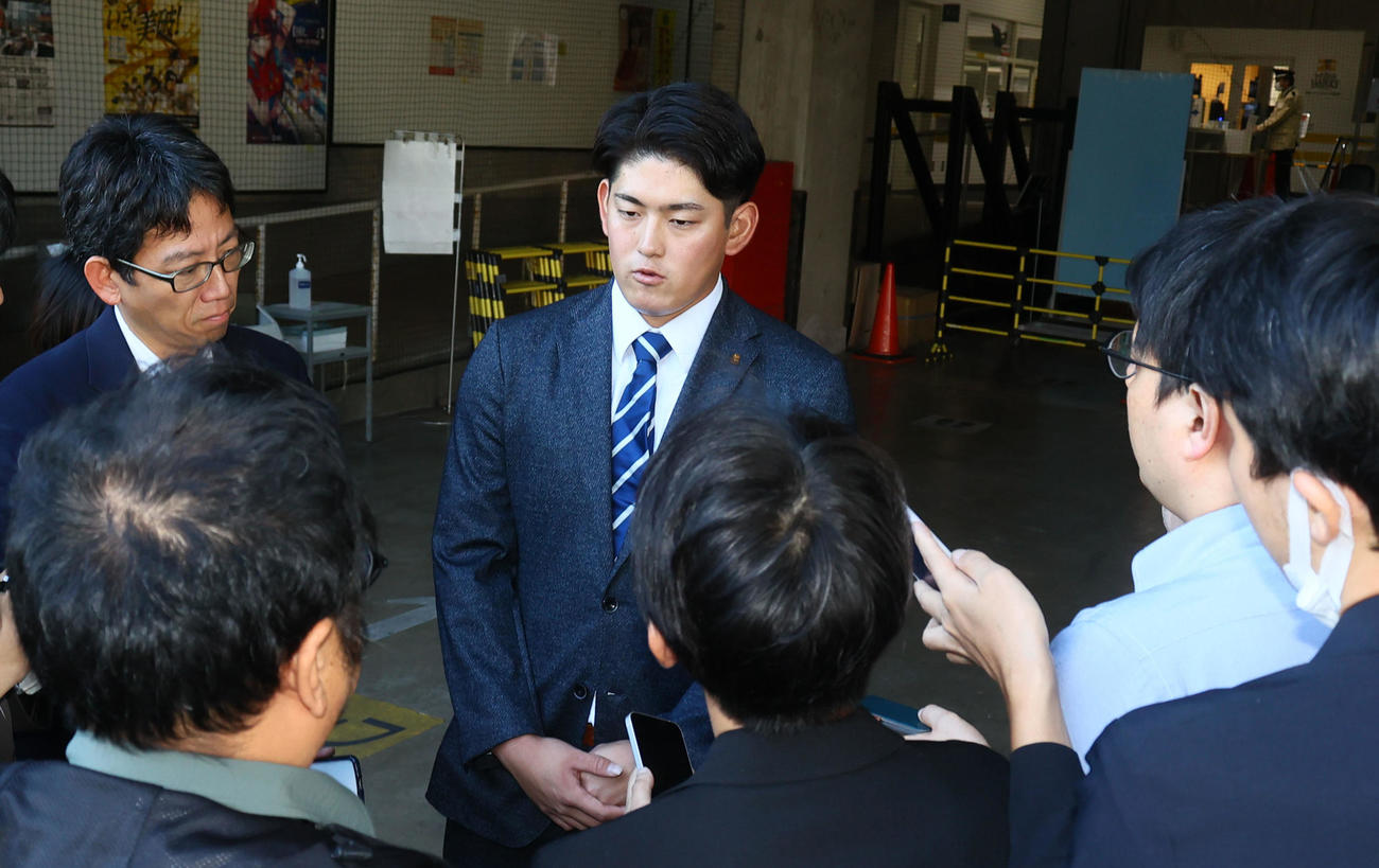 球団事務所を訪れた風間（撮影・鬼束羽瑠菜）