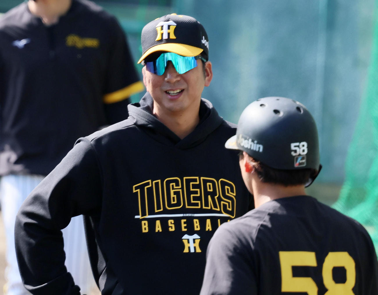前川（右）と話す藤川監督（撮影・加藤哉）