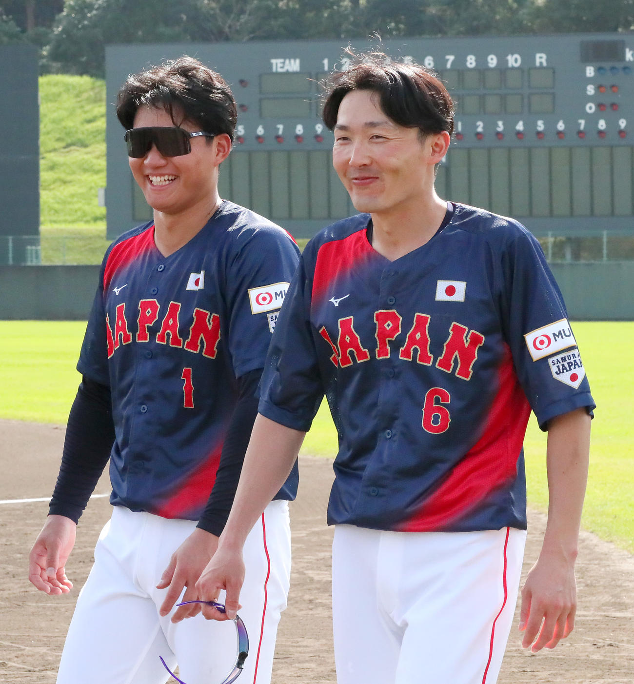西武源田（右）と笑顔で移動する阪神森下（撮影・上山淳一）