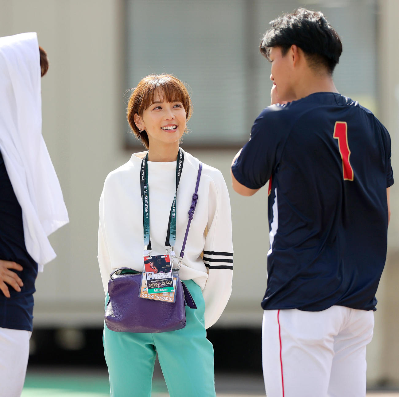 侍ジャパン森下を取材するフリーアナウンサーのヒロド歩美（撮影・上山淳一）