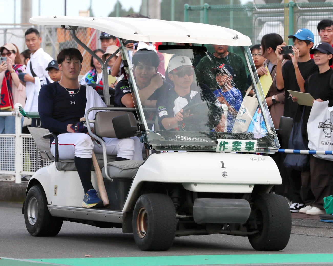 練習場を移動する広島小園（左）と阪神森下。手前は梵内野守備・走塁コーチ（撮影・上山淳一）