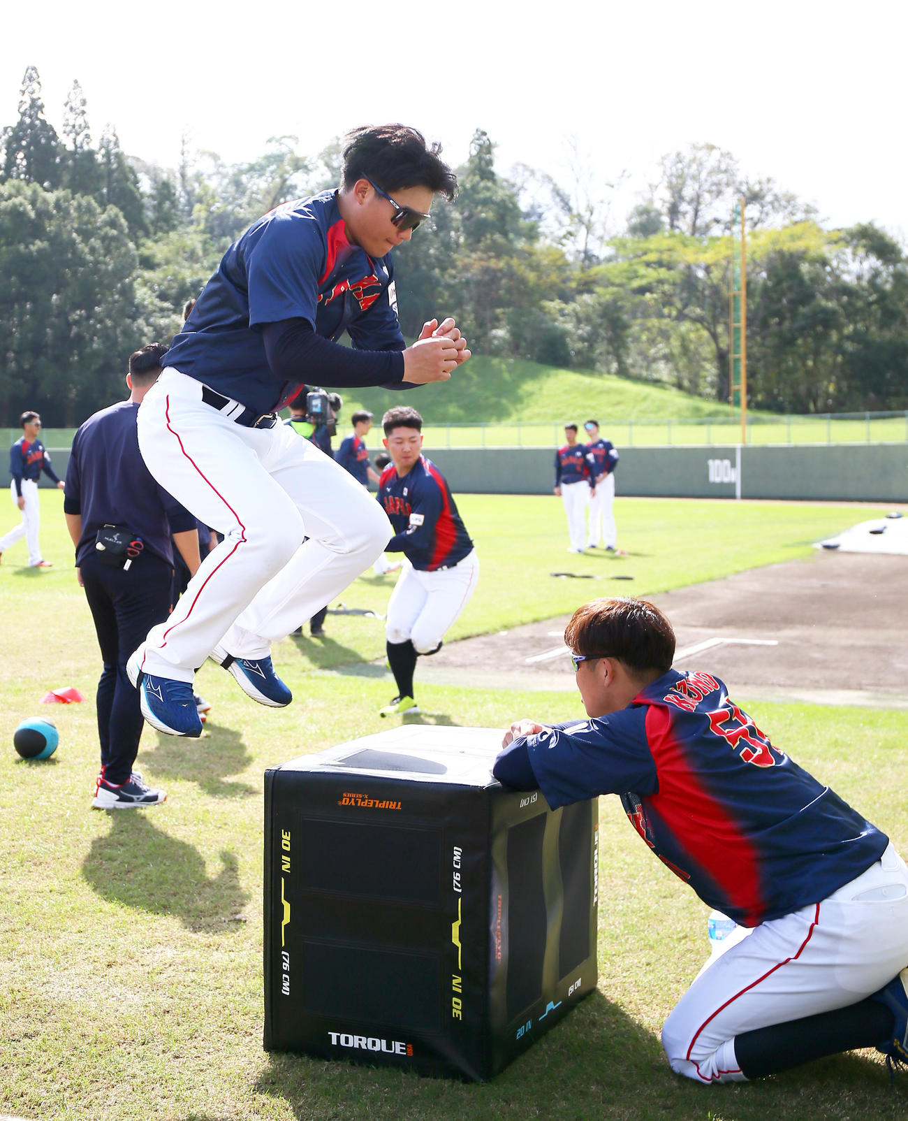 トレーニングに励む阪神森下（左）と広島小園（撮影・上山淳一）