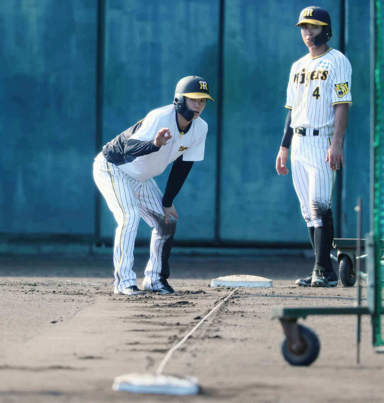 走塁練習で一、二塁間を走る中野。右は熊谷（撮影・加藤哉）