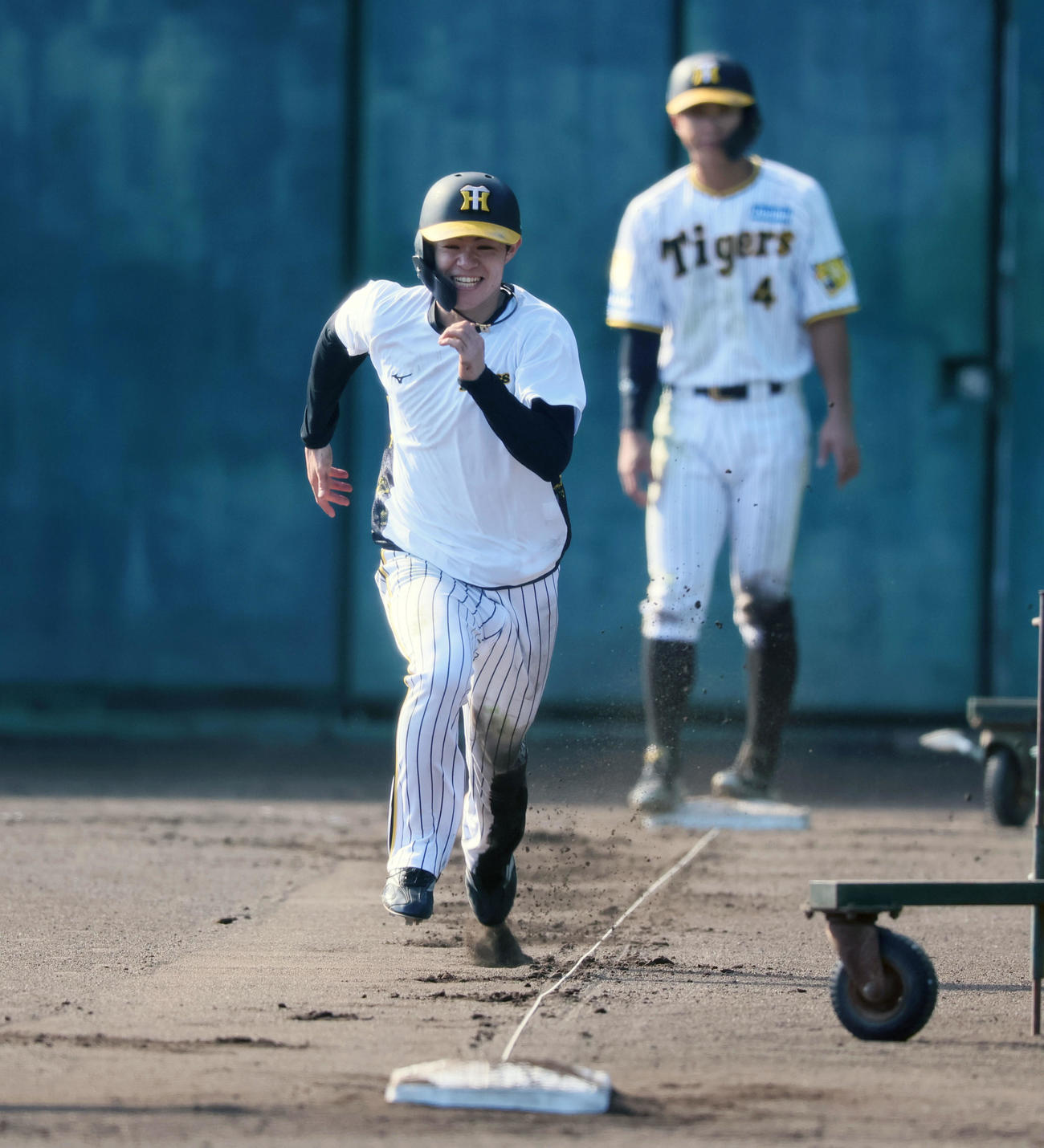 走塁練習で一、二塁間を走る中野。右は熊谷（撮影・加藤哉）