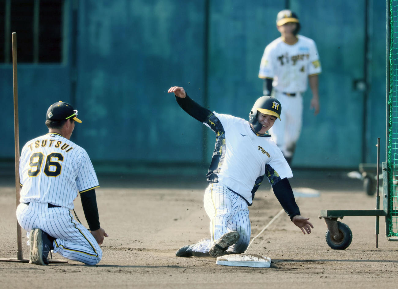 走塁練習で二塁に滑り込む中野（撮影・加藤哉）