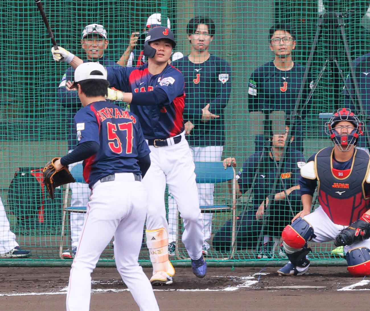 ライブBPで日本ハム北山（手前）に、中飛に打ち取られた日本ハム清宮。後方左は井端監督（撮影・上山淳一）