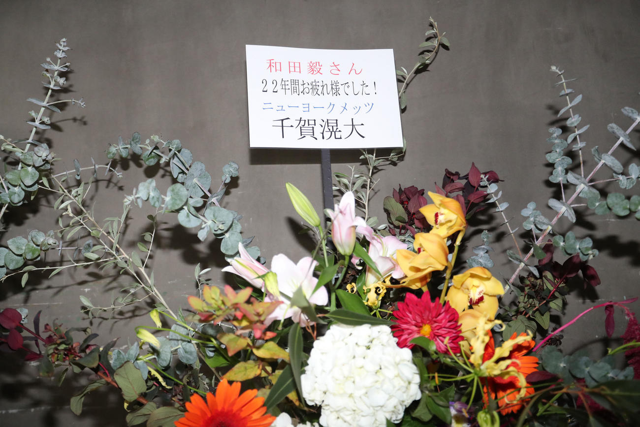 千賀からの豪華なスタンド花（撮影・梅根麻紀）