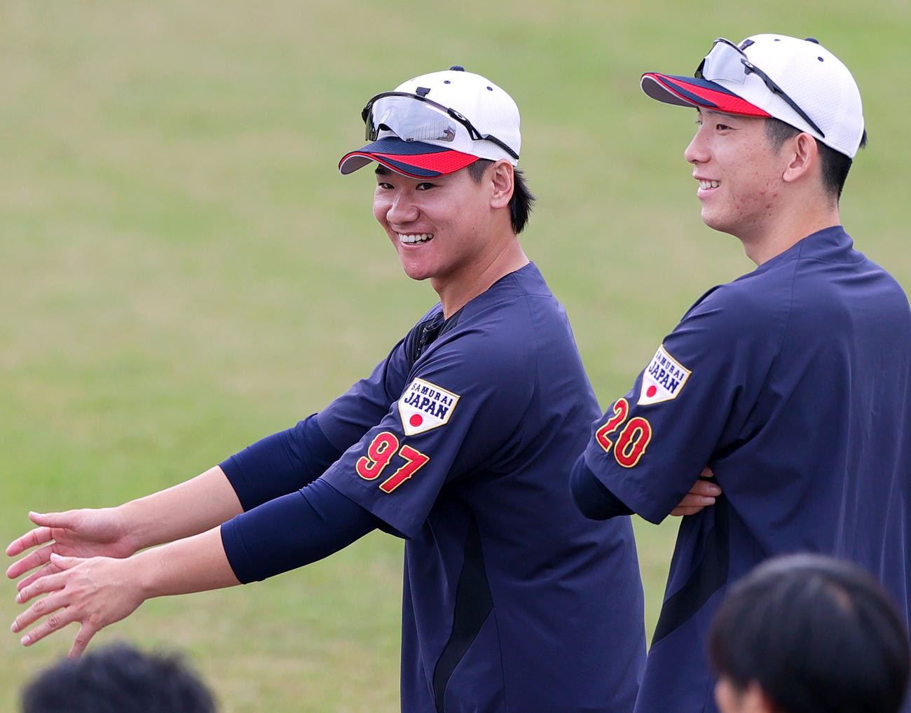 試合を前にリラックスした表情を見せる巨人井上温大（左）。右は巨人戸郷（撮影・上山淳一）
