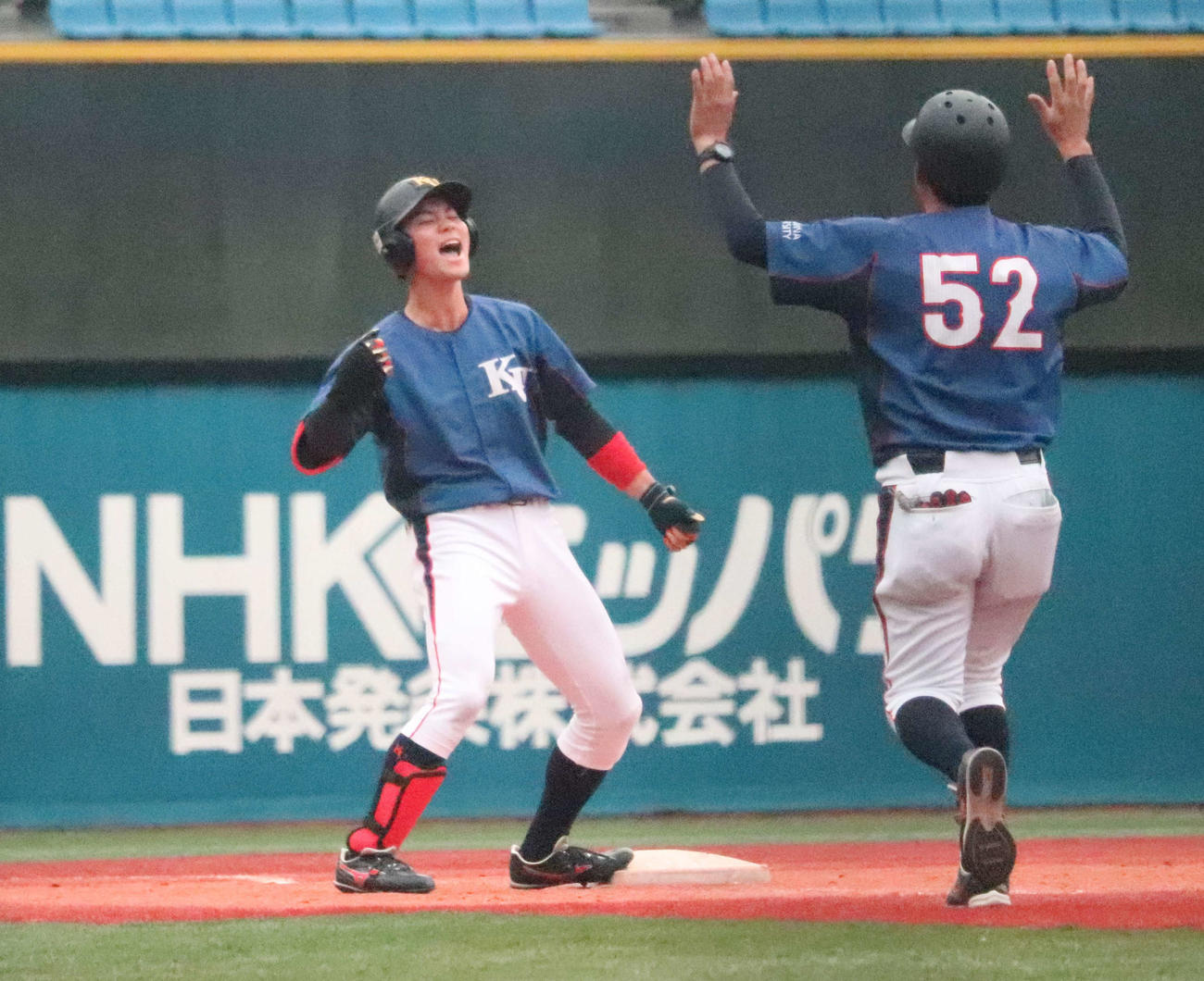 城西国際大対神奈川大　8－8の9回無死から右中間への二塁打を放ち、相手中堅手の失策間に三塁へ到達して喜ぶ神奈川大・庄子（左）（撮影・佐瀬百合子）