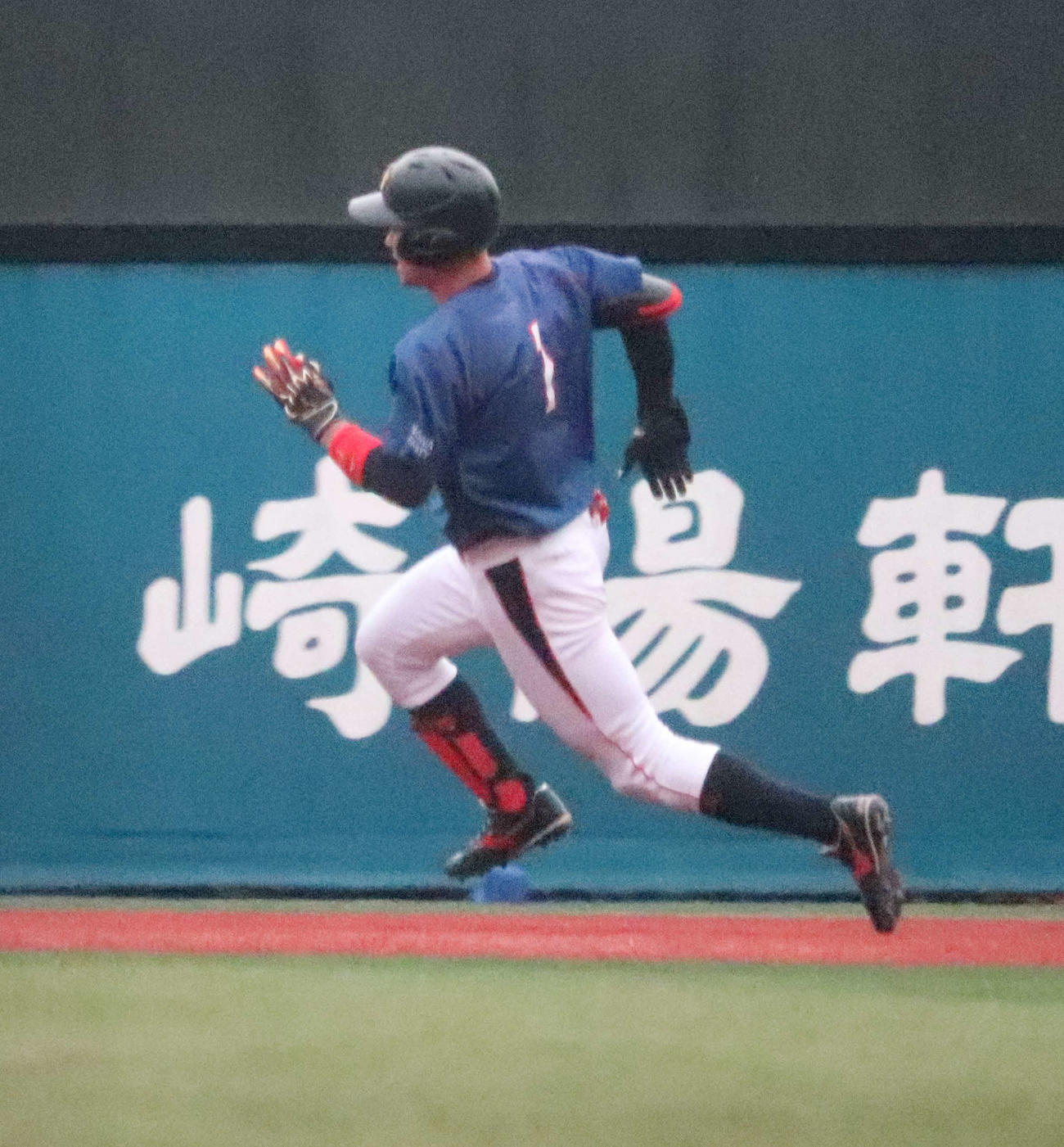 城西国際大対神奈川大　8－8の9回無死から右中間への二塁打を放ち全力疾走する神奈川大・庄子（撮影・佐瀬百合子）