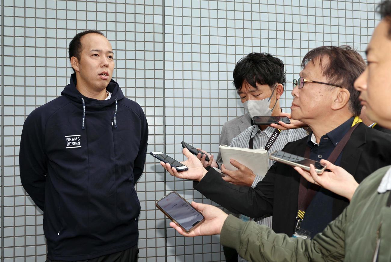 ポスティングでメジャー挑戦が決まった青柳は記者の取材を受ける（撮影・上田博志）