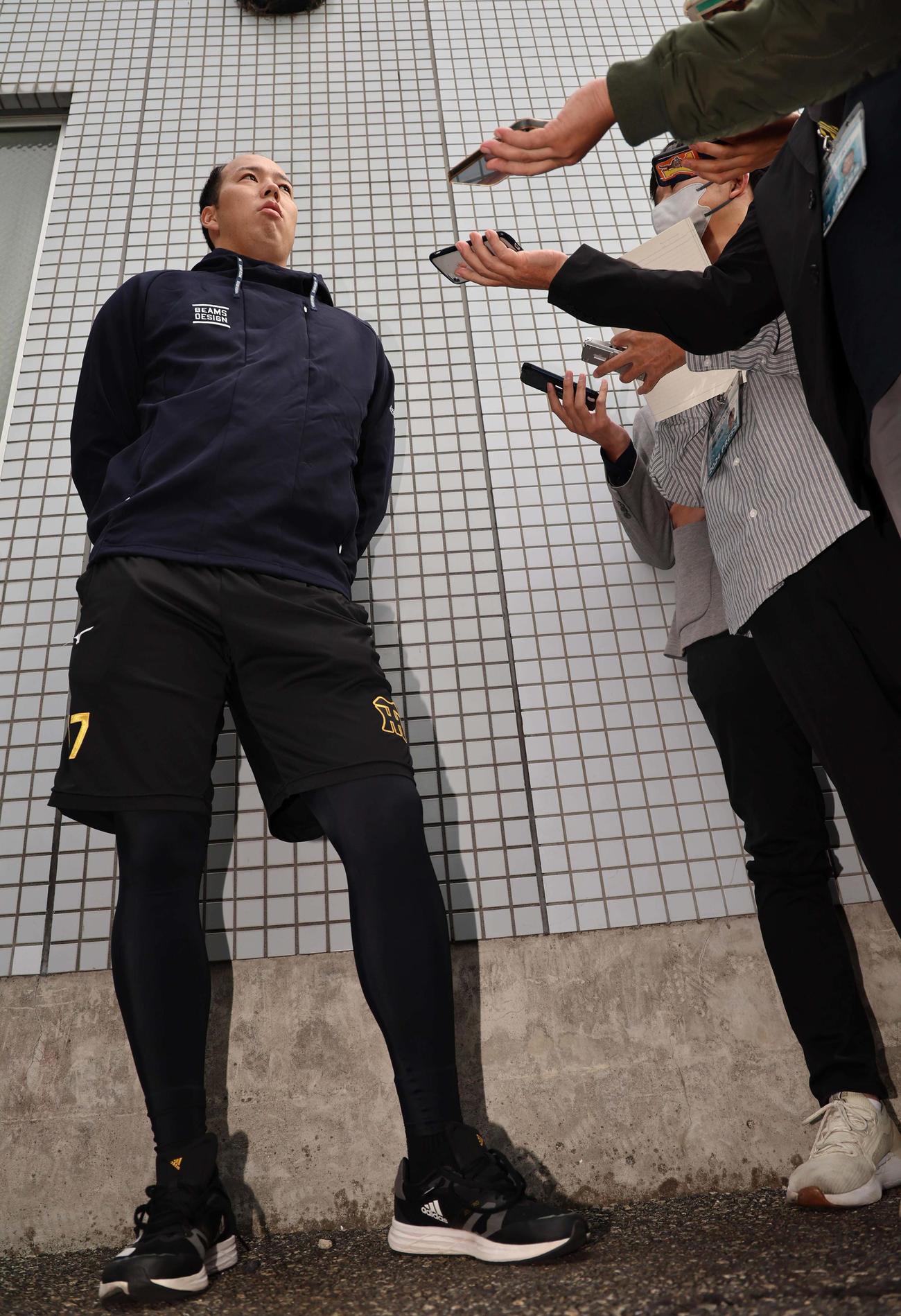 ポスティングでメジャー挑戦が決まった青柳は鳴尾浜球場で取材を受ける（撮影・上田博志）