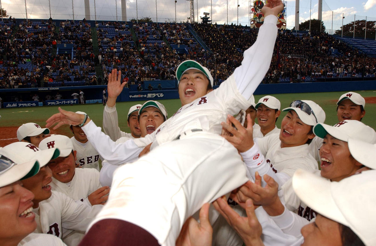 慶大対早大で優勝を決め、ナインから胴上げされる和田毅（2002年11月撮影）