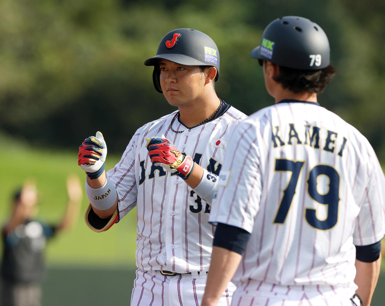 広島対侍ジャパン　4回裏侍ジャパン1死一、三塁、佐藤は先制の右前適時打を放つ（撮影・上山淳一）
