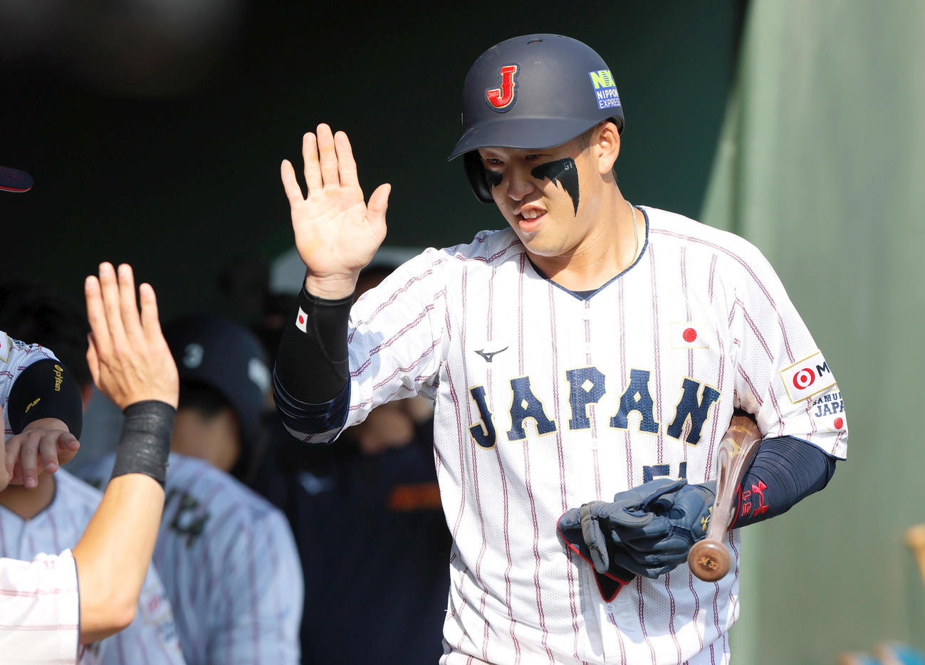広島対侍ジャパン　4回裏侍ジャパン1死一、三塁、三走小園は佐藤の右前適時打で先制生還し出迎えられる（撮影・上山淳一）