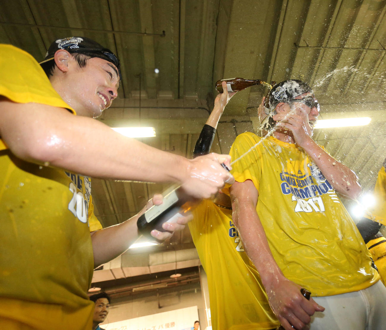 ソフトバンク時代の祝勝会で岩崎（右）にビールをかける和田（2017年10月22日撮影）