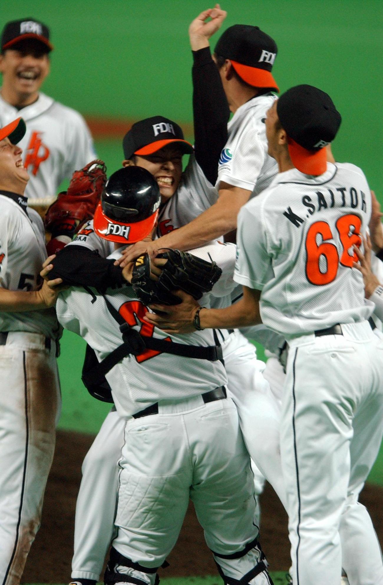 03年10月、日本シリーズ第7戦　ダイエー対阪神　完投で胴上げ投手になった和田（中央）に抱きつく城島らダイエーナイン