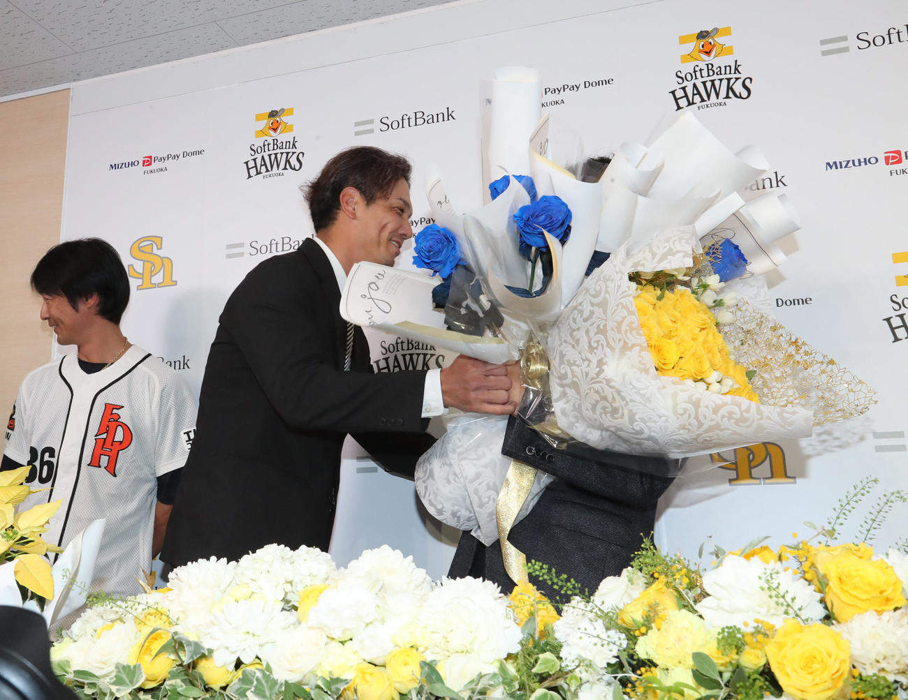 和田に花をプレゼントする新垣（撮影・梅根麻紀）