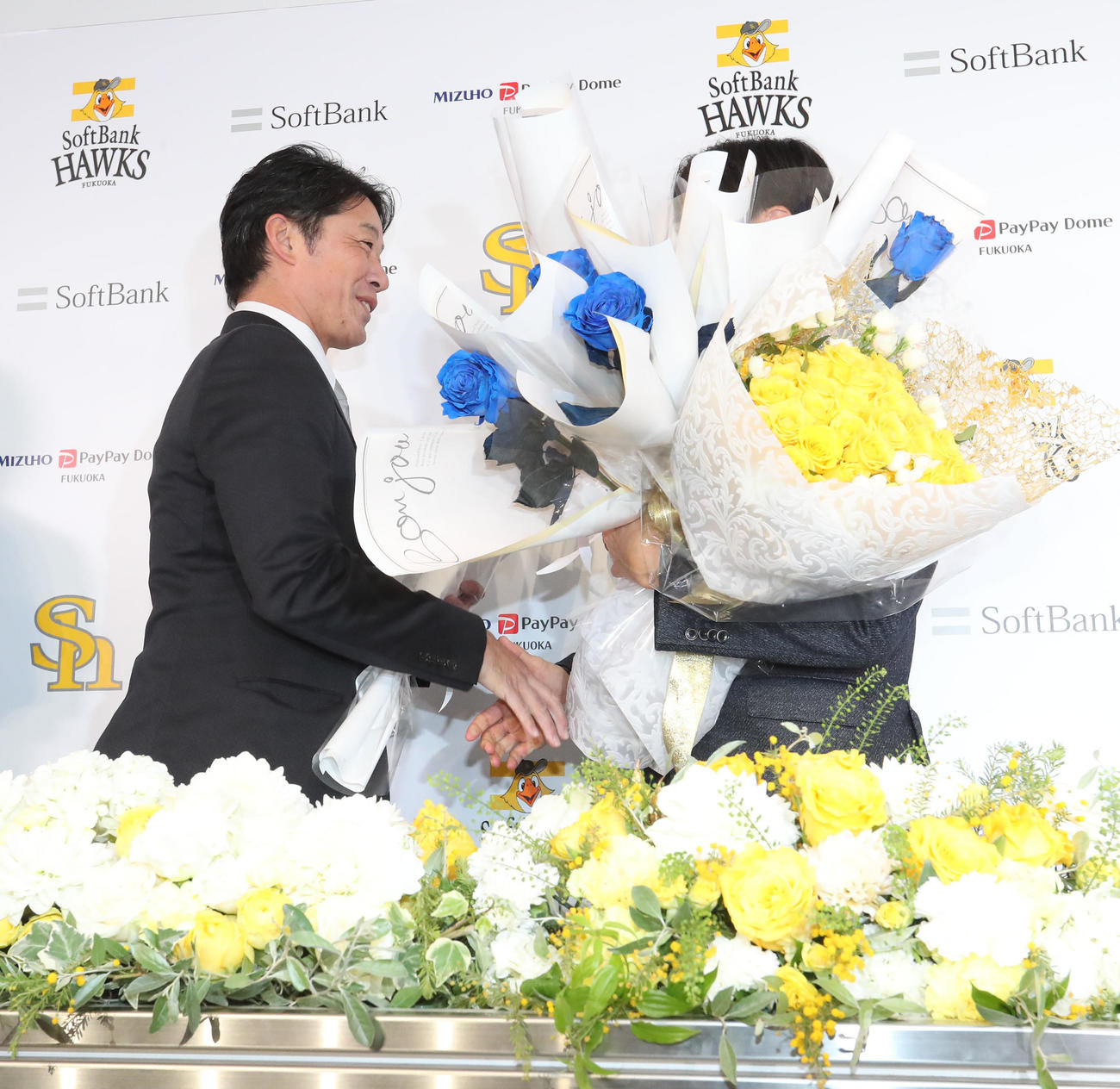 和田に花をプレゼントする高谷コーチ（撮影・梅根麻紀）