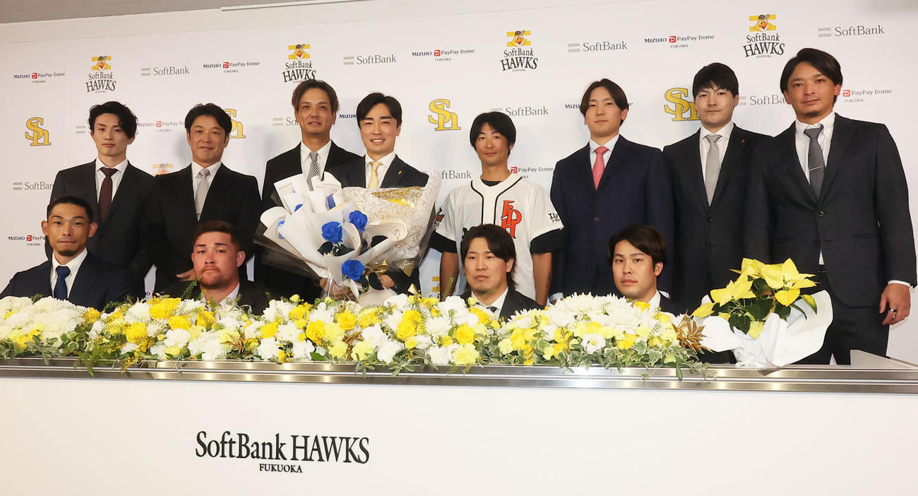集合写真に納まる後列左から、周東、高谷コーチ、和田、明石コーチ、石川、有原、東浜。前列左から、又吉、リチャード、杉山、藤井（撮影・鬼束羽瑠菜）