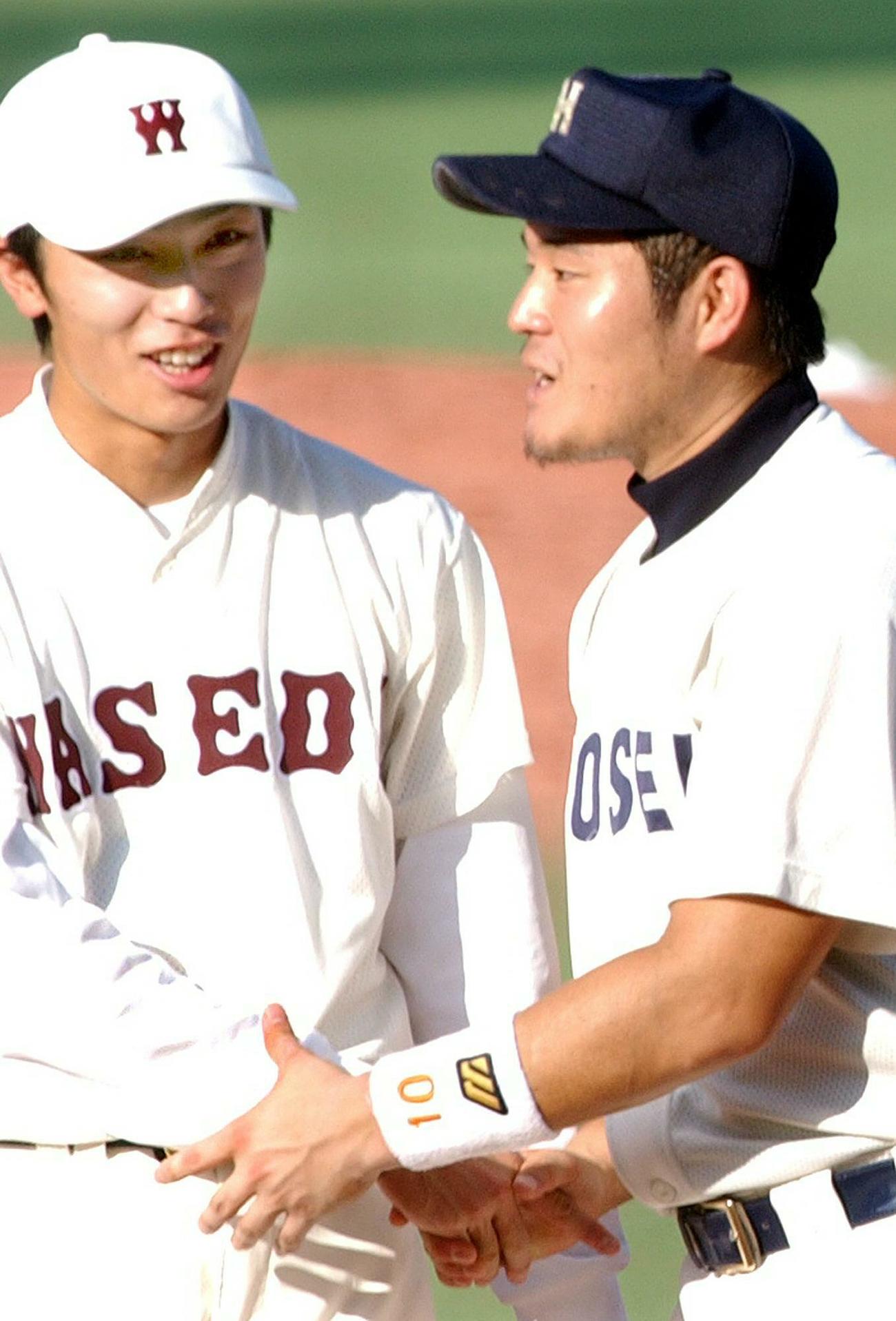 02年10月、早大対法大　早大・和田（左）は奪三振新記録444個目を奪った法大・後藤から試合後、握手を求められ笑顔